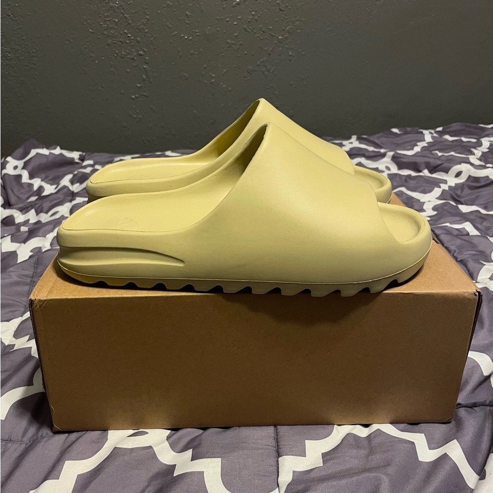 Yeezy Slide ‘Resin’ 2022 - Picture 4 of 5